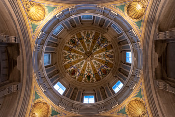 Obraz premium Looking up at an intricate painted dome