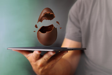 Uovo di Pasqua esploso che fuoriesce dal tablet