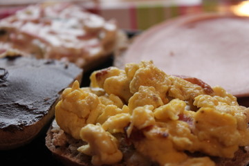 Nahaufnahme Brötchen mit Ei, Wurst und Schokolade