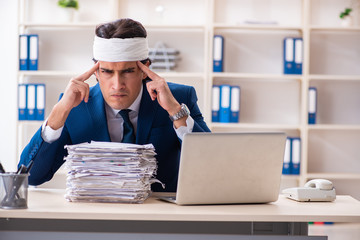 Head injured male employee working in the office