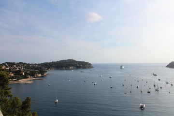 Panoramablick auf das Meer mit Segelbooten