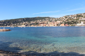 Fototapeta premium Stadt am Meer - Küste, türkises Wasser
