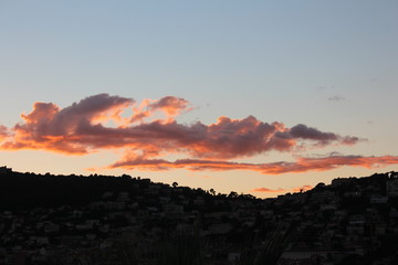 Abendrot - Rote Wolken, Landschaft als Silhouette