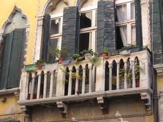 Historischer Balkon mit Blumen