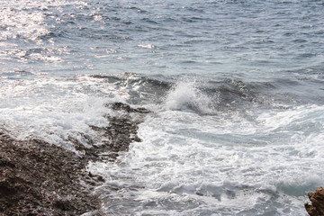 Glänzendes Meer - Kleine Wellen, weißes Wasser