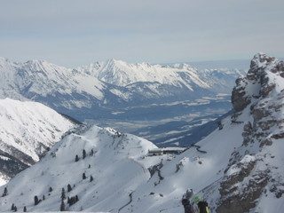 Blick auf ein Skigebiet - Berge voller Schnee