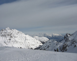Obraz premium Skipiste in den Alpen - Berge und Skifahrer