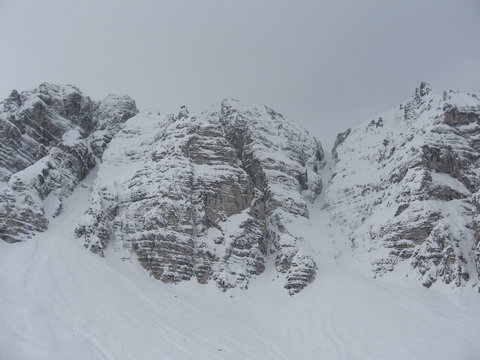 Felsenklippe im Schnee - Lawinengefahr