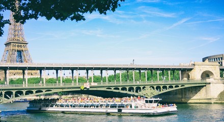 Naklejka premium PONT DE BIR HAKEIM PARIS TOUR EIFFEL