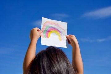 虹をかける女の子