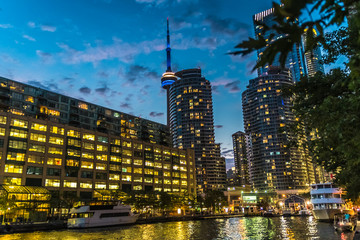 Obraz premium TORONTO, ONTARIO / CANADA - SEPTEMBER 20 2019: Toronto downtown. Evening