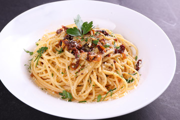 spaghetti with tomato sauce