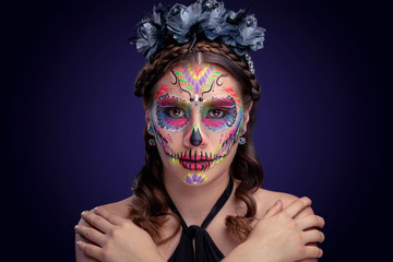 Maquillaje de Catrina con vestido negro y fondo de colores