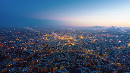 Foto op Plexiglas Mooie luchtfoto naar Moskou stad op de zonsondergang. Pittoreske beweging van de avondmetropool met straat- en gebouwverlichting die geleidelijk aan gaat en kleurrijke lucht op de achtergrond. © railwayfx