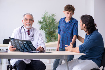 Obraz premium Young boy visiting doctor in hospital