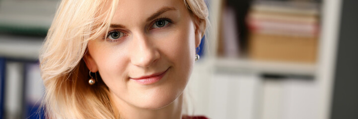 Obraz premium Normal blond woman portrait at office