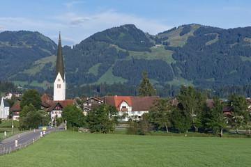Fototapeta na wymiar Fischen im Allgäu mit Kirche