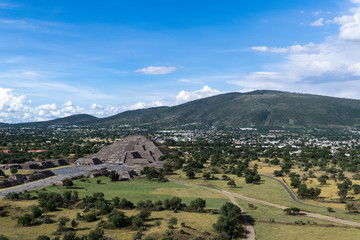 Naklejka premium pyramid of the moon in teotihuacan seen from the pyramid of the sun