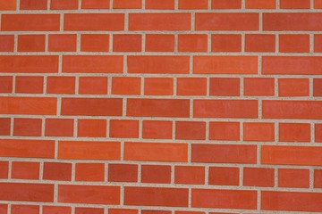 eine Steinmauer mit orangen Steinen