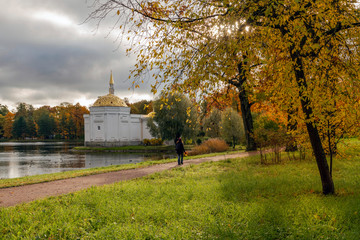 Naklejka premium Golden autumn in Catherine Park, Pushkin, St. Petersburg, Russia. Pavilion Turkish Bath.
