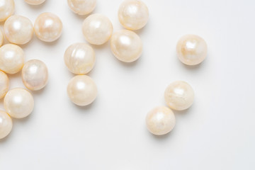 Fototapeta na wymiar pearl necklace isolated on white