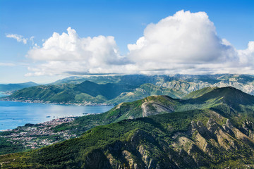 fiord w Czarnogórze, góry i morze Adriatyckie