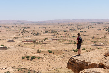 Touriste dans le désert du sud de la Tunisie