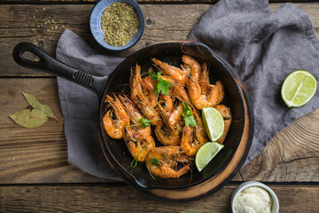 Fried prawns with lime in a pan