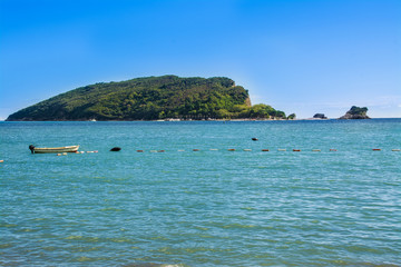 wyspa na morzu Adriatyckim, Czarnogóra © VinyLove Foto