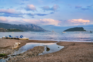zachód słońca nad morzem Adriatyckim, góry, plaża, Czarnogóra