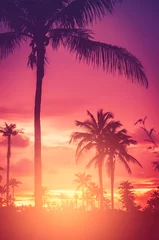 Gordijnen Tropische palmboom op de wolk abstracte achtergrond van de zonsonderganghemel. © tonktiti