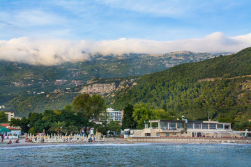 góry i plaża nad morzem Adriatyckim, Czarnogóra, Bałkany 