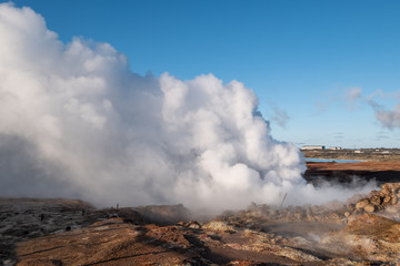 Fototapeta premium Die heißen Quellen Gunnuhver auf der Halbinsel Reykjanes. / The hot springs Gunnuhver on the peninsula Reykjanes.
