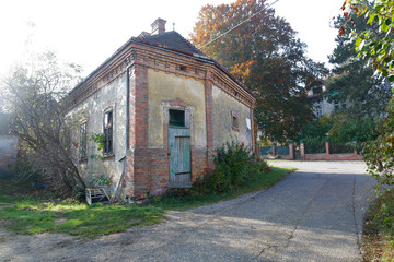 Fototapeta na wymiar Verlassene Arbeiterhäuser eines ehemaligen Ziegelwerkes in Niederösterreich