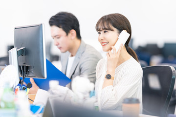 電話をとる女性