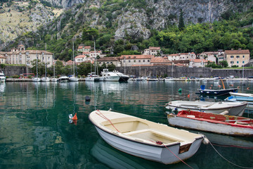 Fototapeta na wymiar port, stare miasto Kotor w Czarnogórze, UNESCO
