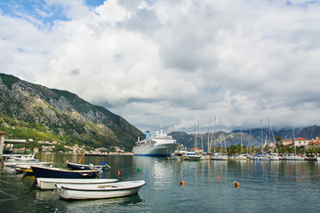 port, jachty, stare miasto Kotor w Czarnogórze, UNESCO