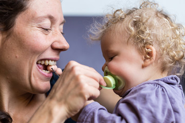 jeune enfant et mère jouent ensemble