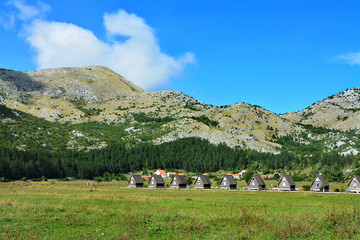wieś Njeguszy w Czarnogórze słynąca z suszonej szynki 