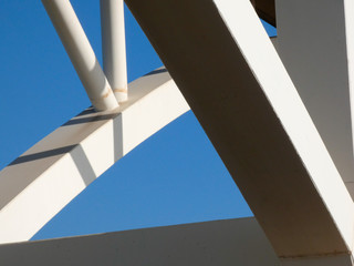 Formas de un puente que cruza un r;io, estructura de un puente¿ formas abstractas y geom;etricas de la estructura, obra de ingenier;ia
