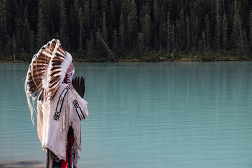 Indien observe le lac louise (Alberta)