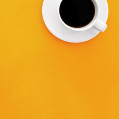 cafe sobre fondo liso con espacio para texto