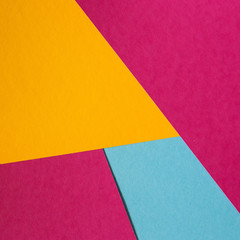 Composición geométrica hecha con cartulinas