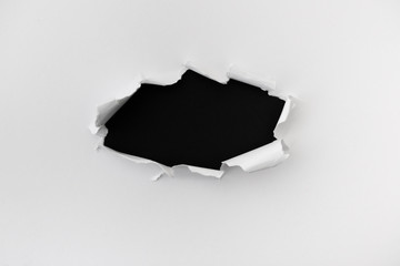Agujero sobre papel de cartulina con espacio para texto