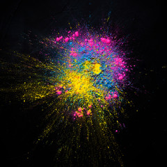 Bonita salpicadura con polvos de holi colors