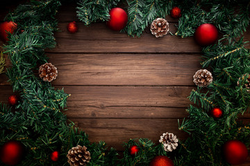 Fototapeta na wymiar Bonita composicón navideña sobre fondo marrón de madera
