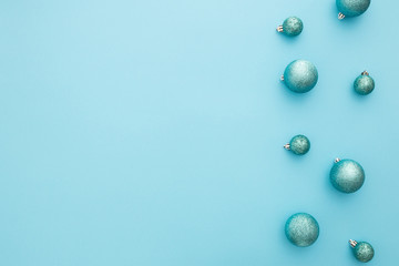 Bonita composición navideña con tonos azul pastel