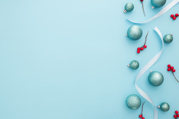 Bonita composición navideña con tonos azul pastel