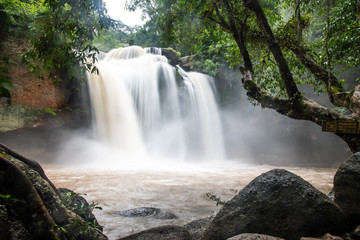 Obraz premium Haew Suwat Waterfall (Nam tok Haeo Suwat) KHAO YAI NATIONAL PARK / KHORAT PLATEAU, NAKHON RATCHASIMA, THAILAND