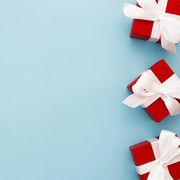 Bonita composici&oacute;n hecha con regalos de navidad sobre fondo azul pastel con espacio para texto a la derecha 